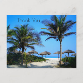 Postal Playa de arena con palmeras y un puesto con vistas