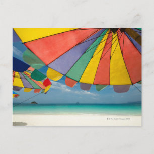 Postal Playa de arena tropical y mar turquesa.