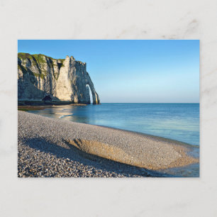 Postal Playa de guijarros y acantilado de Etretat en Fran