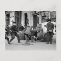 Policía incautando licor de contrabando, 1923