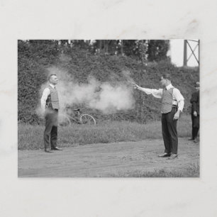 Postal Policía prueba chaleco antibalas, 1923
