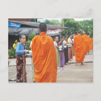 Postal Poner arroz a los monjes