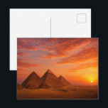 Postal Postcarta de las pirámides de la puesta del sol<br><div class="desc">Captura la magia del Antiguo Egipto con esta impresionante postal que presenta las pirámides icónicas de Giza bajo un vibrante cielo atardecer. Perfecto como recuerdo, regalo o colección para amantes de la historia y viajeros. Envíen una pieza de herencia egipcia a amigos y familiares, o enmarquen la obra como una...</div>