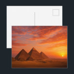 Postal Postcarta de las pirámides de la puesta del sol<br><div class="desc">Captura la magia del Antiguo Egipto con esta impresionante postal que presenta las pirámides icónicas de Giza bajo un vibrante cielo atardecer. Perfecto como recuerdo, regalo o colección para amantes de la historia y viajeros. Envíen una pieza de herencia egipcia a amigos y familiares, o enmarquen la obra como una...</div>