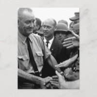 Presidente Lyndon B. Johnson saluda a las tropas e