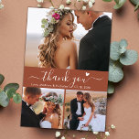 Postal Presupuesto 3 Foto Guión de Terracota Boda Gracias<br><div class="desc">Boho De Presupuestos Elegante Mano Leída Script 3 Collage de fotos Terracotta Boda Gracias Postal. boda minimalista: plantilla de tarjeta de agradecimiento con 3 fotos en la parte delantera y una foto en la parte trasera. Con el texto "Gracias" en una letra de escritura tipográfica con letras a mano rápida...</div>