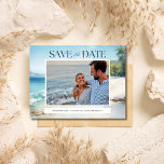 Postal Presupuesto de la boda de la playa de fotos: salve<br><div class="desc">Anuncie su día especial con estilo con nuestro presupuesto para la boda de la playa de fotos Guardar la postal de la fecha. La parte delantera cuenta con tu foto favorita enmarcada por un entorno tranquilo en la playa, con olas suaves y arena dorada que le dan el tono perfecto...</div>
