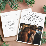 Postal Primera foto de navidad con recién casados<br><div class="desc">Grabado elegante y romántico de caligrafía rápida con un texto fotográfico y personalizado en la parte posterior. Para una personalización más avanzada de este diseño,  haga clic en el BOTÓN HERRAMIENTA DE DISEÑO AZUL de arriba.</div>