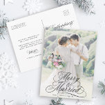 Postal Primera foto de Navidad de Feliz y Casado con Nove<br><div class="desc">Grabado elegante y romántico de caligrafía rápida con un texto fotográfico y personalizado en la parte posterior. Para una personalización más avanzada de este diseño,  haga clic en el BOTÓN HERRAMIENTA DE DISEÑO AZUL de arriba.</div>