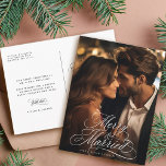 Postal Primera foto de Navidad de Feliz y Casado con Nove<br><div class="desc">Grabado elegante y romántico de caligrafía rápida con un texto fotográfico y personalizado en la parte posterior. Para una personalización más avanzada de este diseño,  haga clic en el BOTÓN HERRAMIENTA DE DISEÑO AZUL de arriba.</div>