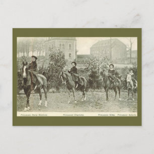 Postal Princesas pequeñas montando caballos a un costado