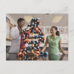 Postal Profesora de ciencias y chica adolescente mirando