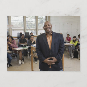 Postal Profesora en aula con estudiantes