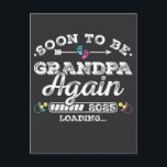 Postal Pronto Abuelo de Nuevo 2025 Cargando<br><div class="desc">Pronto Abuelo de Nuevo 2025 Cargando Ascendido a Abuelo Equipo Divertido Diseño Gráfico Regalo Postal Estándar Colección Clásica.</div>