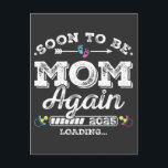 Postal Pronto Mamá de Nuevo 2025 Cargando<br><div class="desc">Pronto Mamá de Nuevo 2025 Cargando Ascendida a Mamá Diseño Gráfico Divertido Regalo Tarjeta Postal Estándar Colección Clásica.</div>