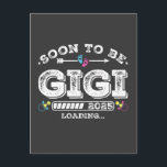 Postal Pronto será Gigi 2025 Cargando<br><div class="desc">Pronto será Gigi 2025 Cargando Ascendida a Abuela Divertida Camiseta Gráfica Regalo Tarjeta Postal Clásica Colección.</div>