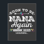 Postal Pronto volveré a ser Nana 2025 Cargando<br><div class="desc">Pronto volveré a ser Nana 2025 Cargando Ascendido a Mamá divertido regalo de diseño gráfico de la tripulación Colección clásica de postales estándar.</div>