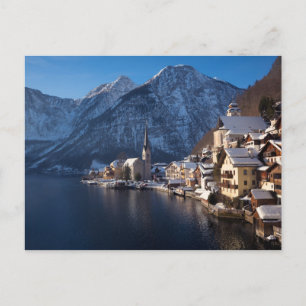 Postal Pueblo de Hallstatt en la nieve en invierno