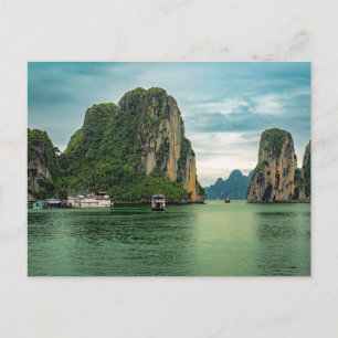 Postal Pueblo de pescadores en la bahía de Ha Long, Vietn