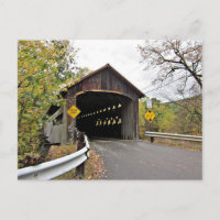 Puente cubierto de bombas en otoño