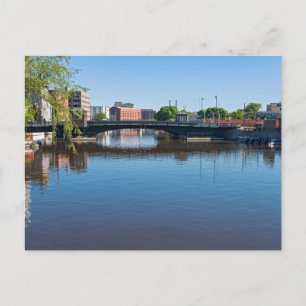 Postal puente de la calle estatal que cruza el río milwau