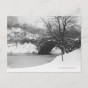 Postal Puente de piedra sobre río cubierto de nieve