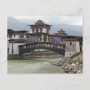 Postal Puente en cantidades cerca del palacio de Punakha 