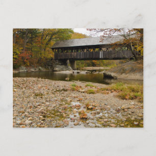Postal Puente recién cubierto sobre el río en otoño