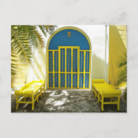 Puerta azul decorada con bancos amarillos