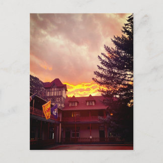 Postal Puesta de sol ardiente sobre el Redstone Inn 