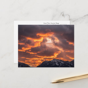 Postal Puesta de sol ardiente sobre las montañas
