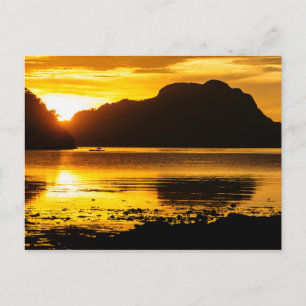 Postal Puesta de sol dorada sobre la bahía