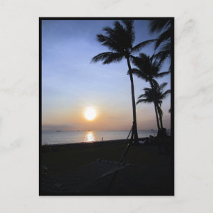 Postal puesta de sol en la bahía de manila con palmeras