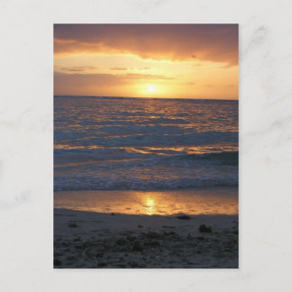 Postal puesta de sol en la playa