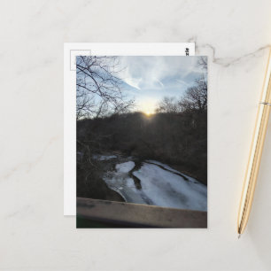 Postal Puesta de sol en un arroyo congelado en los bosque