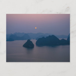 Postal Puesta de sol sobre la bahía de Halong - Vietnam, 