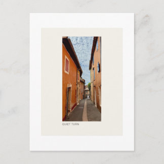 Postal QUIET TURN — Fotografía callejera de la aldea ocre