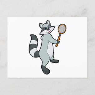 Postal Racoon como jugador de tenis con raqueta de tenis