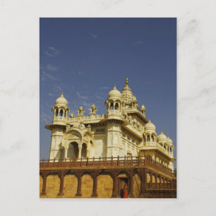 Postal Rajasthan, India Una mujer de pie en un templo ant