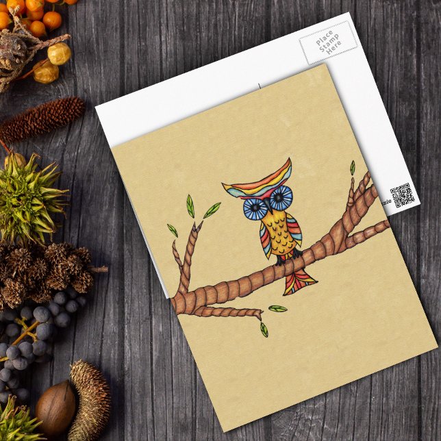 Postal Rama de búho colorida (Fantasy colourful owl blue eyes sitting on tree branch on tan postcard.)