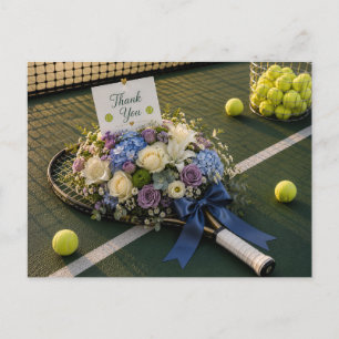 Postal Raqueta de tenis y flores en la cancha