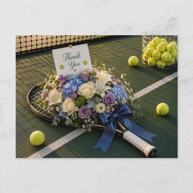 Postal Raqueta de tenis y flores en la cancha (Anverso)