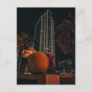 Postal Rascacielos de la ciudad nocturna con esfera naran