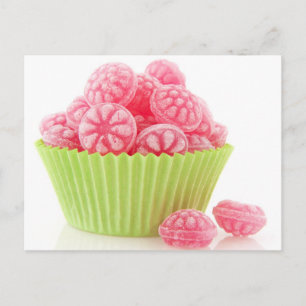 Postal Raspberry deliciosos dulces de caramelo en pastel 
