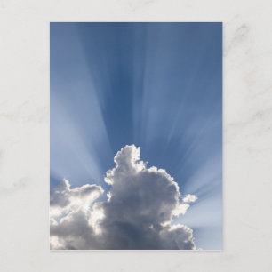 Postal Rayo crepuscular o rayos de Dios pasan junto a una