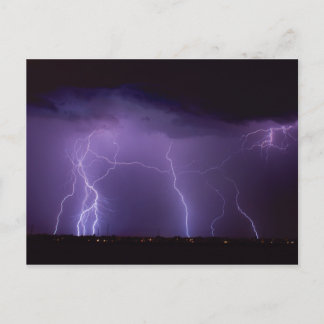 Postal Rayo morado en una tormenta relámpago en un desier