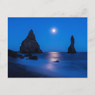 Postal Reflejo del amanecer lunar en el océano y pilares