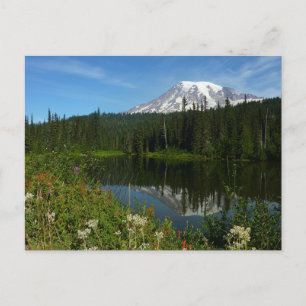 Postal Reflejo del lago del Monte Rainier con flores silv