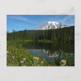 Postal Reflejo del lago del Monte Rainier con flores silv