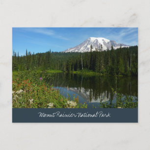 Postal Reflejo del lago del Monte Rainier con flores silv
